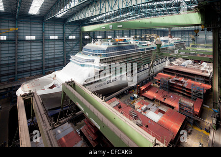 Cruiser in costruzione nel bacino di carenaggio, Meyer Werft, Papenburg, Bassa Sassonia, Germania Foto Stock