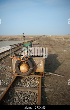 Carro ferroviario che collega Hallig Langeneß a Hallig Oland e la terraferma, utilizzati per il trasporto di merci e di passeggeri attraverso il Mare del Nord Foto Stock