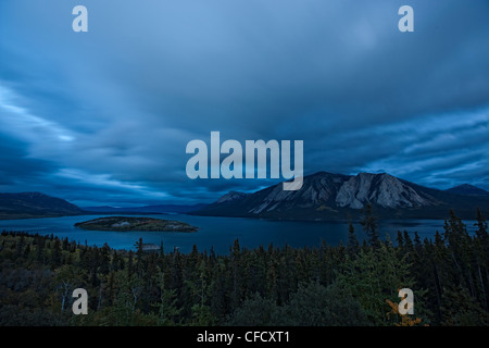 Notte di esposizione temporizzata del Bove isola nel Lago Tagish, Yukon, Canada. Foto Stock