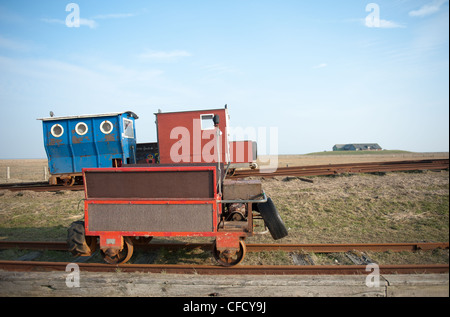 Carro ferroviario che collega Hallig Langeneß a Hallig Oland e la terraferma, utilizzati per il trasporto di merci e di passeggeri attraverso il Mare del Nord Foto Stock