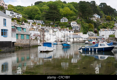 Imbarcazioni da diporto e piccole imbarcazioni da pesca nel porto di Polperro, Cornwall, Regno Unito Foto Stock