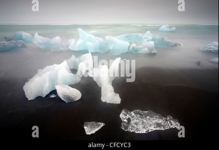 Iceberg di Jokulsarlon laguna glaciale lavato fino a un vicino sulla spiaggia vulcanica da Nord Oceano Atlantico, Islanda Foto Stock