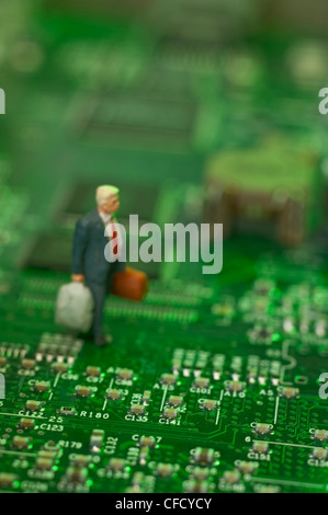 Imprenditore in miniatura statuetta sul circuito integrato del computer Foto Stock