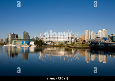 Skyline della città con il nuovo tetto apribile su BC Place Stadium, False Creek, Vancouver, British Columbia, Canada Foto Stock