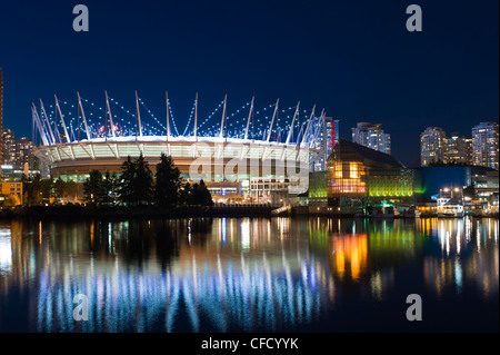 Skyline della città con il nuovo tetto apribile su BC Place Stadium, False Creek, Vancouver, British Columbia, Canada Foto Stock