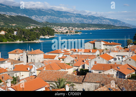 Vista dalla collina di fronte colorata sui tetti della città verso il mare Adriatico, città di Rab, isola di Rab, Primorje-Gorski Kotar, Croazia Foto Stock