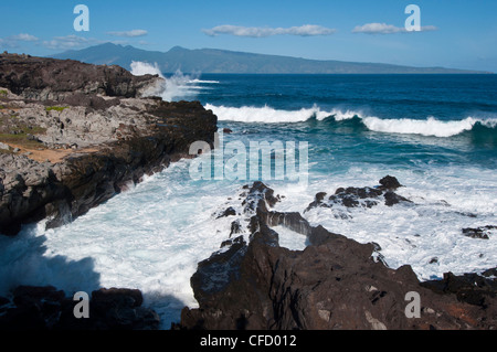 Shorline a Kapalua, Lanai in distanza, Maui, Hawaii, Stati Uniti d'America Foto Stock