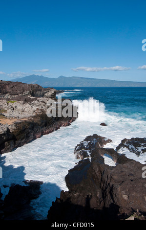 Shorline a Kapalua, Lanai in distanza, Maui, Hawaii, Stati Uniti d'America Foto Stock