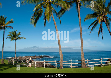 Shorline a Kapalua, Lanai in distanza, Maui, Hawaii, Stati Uniti d'America Foto Stock