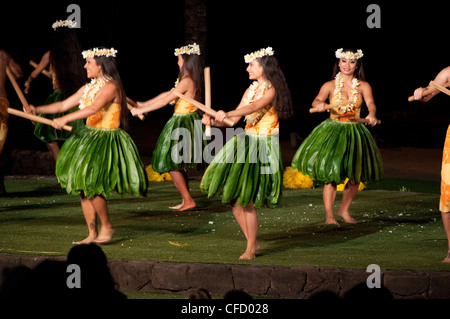 Hula ballerini con Pūʻili (split canne di bambù), Old Lahaina Luau, Maui, Hawaii, Stati Uniti d'America Foto Stock
