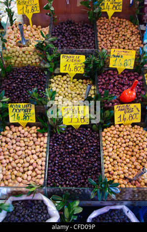 Olive dispaly al mercato a Kadikoy, lato Asiatico del Bosforo, Istanbul, Turchia Foto Stock