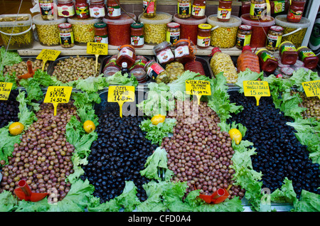 Olive dispaly al mercato a Kadikoy, lato Asiatico del Bosforo, Istanbul, Turchia Foto Stock