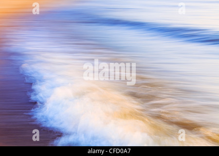 Il movimento sfocati onde si infrangono sul Lago Winnipeg. Gimli, Manitoba, Canada. Foto Stock