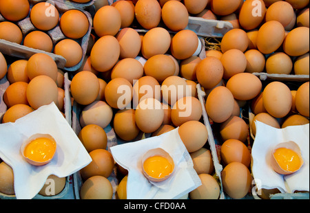 Uova ay mercato a Kadikoy, lato Asiatico del Bosforo, Istanbul, Turchia Foto Stock