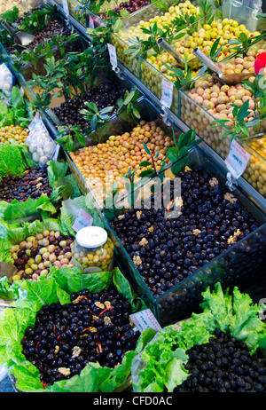 Olive dispaly al mercato a Kadikoy, lato Asiatico del Bosforo, Istanbul, Turchia Foto Stock