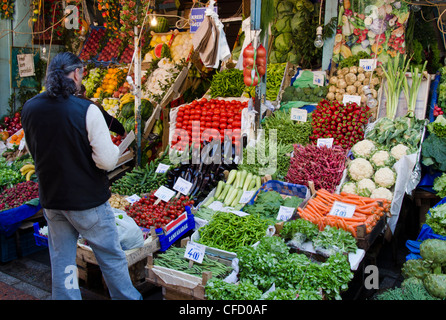 Mercato a Kadikoy, lato Asiatico del Bosforo, Istanbul, Turchia Foto Stock