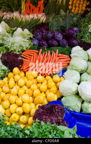 Mercato a Kadikoy, lato Asiatico del Bosforo, Istanbul, Turchia Foto Stock