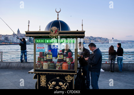 Chiosco alimentare sul Golden Horn dal Ponte Galata, situato nel distretto di Eminönü di Istanbul, Turchia. Foto Stock