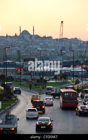 Il traffico nel quartiere di Eminönü di Istanbul, Turchia. Foto Stock