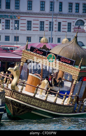 Ristoranti fluttuanti sul Golden Horn dal Ponte Galata, situato nel distretto di Eminönü di Istanbul, Turchia. Foto Stock