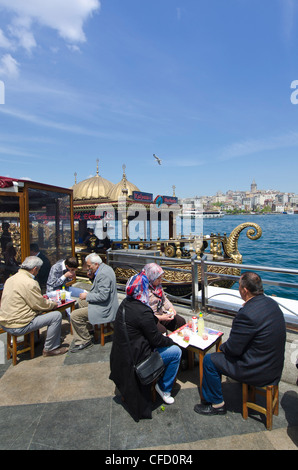 Ristoranti fluttuanti sul Golden Horn dal Ponte Galata, situato nel distretto di Eminönü di Istanbul, Turchia. Foto Stock