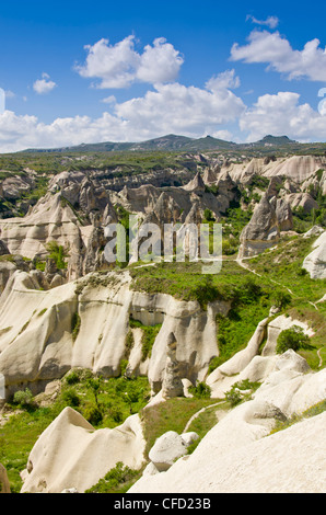 Landforms vicino a Goreme, Cappadocia, anche Capadocia, Anatolia centrale, in gran parte nella provincia di Nevşehir, Turchia Foto Stock