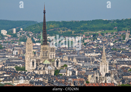 Skyline, la cattedrale di Notre Dame e la città si vede da St. Catherine montagna, Rouen, in Normandia, Francia, Europa Foto Stock