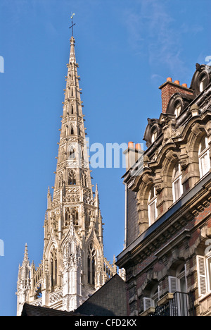 Il campanile del XII secolo, la cattedrale di Notre Dame e case, Città Vecchia, Rouen, in Normandia, Francia, Europa Foto Stock