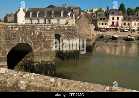 Fiume Loch, St Goustan harbour, e antico ponte di pietra, Auray, Brittany, Francia, Europa Foto Stock