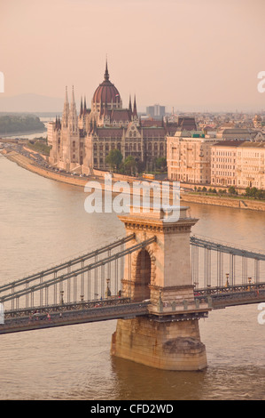 Panorama della città al tramonto con il neo-gotico del parlamento ungherese building e il fiume Danubio, Budapest, Ungheria Foto Stock