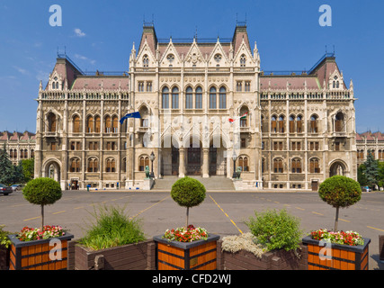 Ingresso principale per i neo-gotico del parlamento ungherese edificio, progettato da Imre Steindl, risalente al 1902, Budapest, Ungheria Foto Stock