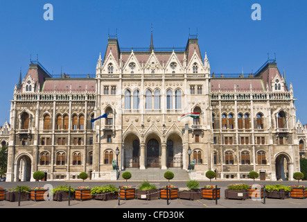 Il neo-gotico del parlamento ungherese,ingresso anteriore progettato da Imre Steindl, Budapest, Ungheria, Europa Foto Stock