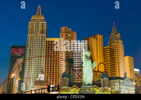 New York-New York hotel con roller coaster, di notte, la striscia di Las Vegas Boulevard South, Las Vegas, Nevada, STATI UNITI D'AMERICA Foto Stock