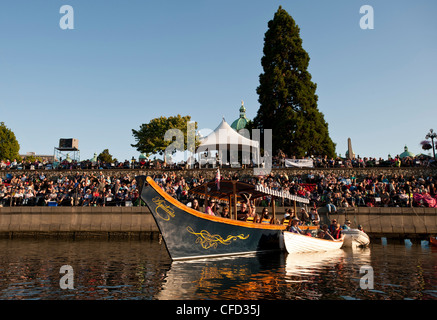 Porto Interno folle a sinfonia annuale evento splash, Victoria, British Columbia, Canada Foto Stock