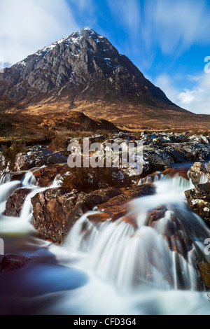 Buachaille Etive Mor e il fiume Coupall alla testa di Glen Etive, Rannoch Moor, Highlands, Scotland, Regno Unito, Europa Foto Stock