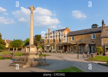Memoriale di guerra croce di pietra sulla Strada Alta nel villaggio di Broadway, il Costwolds, Worcestershire, England, Regno Unito Foto Stock