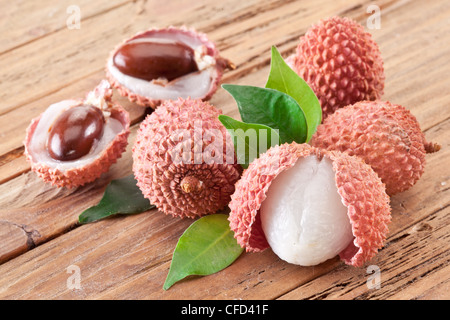 Il Lychee con foglie su un tavolo di legno. Foto Stock