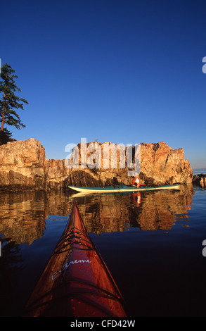 Ocean kayak da Rebecca allo spiedo, Quadra Island, Breton isole, l'isola di Vancouver, British Columbia, Canada. Foto Stock