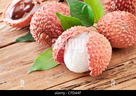 Il Lychee con foglie su un tavolo di legno. Foto Stock