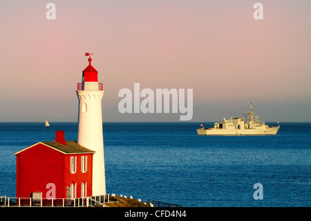 La HMCS Vancouver lone sailboat off Fort Rodd Foto Stock