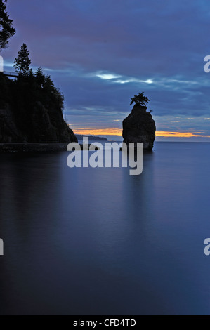 Siwash Rock in serata, Stanley Park, Vancouver, British Columbia, Canada Foto Stock