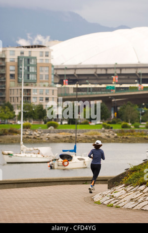 Jogging lungo False Creek, Vancouver, British Columbia, Canada. Foto Stock