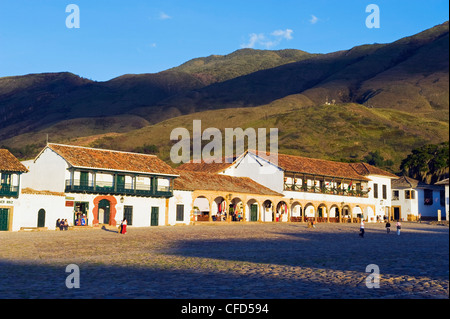 Plaza Mayor, la più grande piazza pubblica in Colombia, città coloniale di Villa de Leyva, Colombia, Sud America Foto Stock