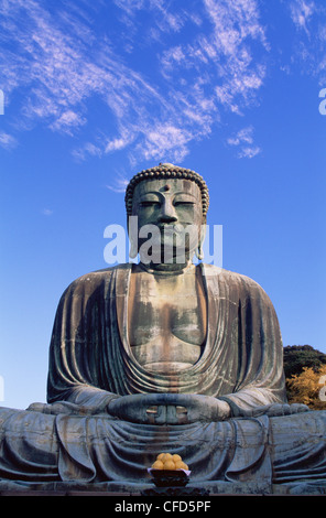 Giappone, Tokyo Kamakura, Daibutsu, il grande Buddha con foglie di autunno Foto Stock