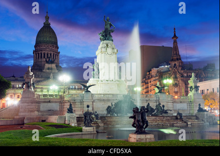 Monumento a los dos Congresos, Palacio del Congreso (Congresso Nazionale edificio), Plaza del Congreso, Buenos Aires, Argentina Foto Stock