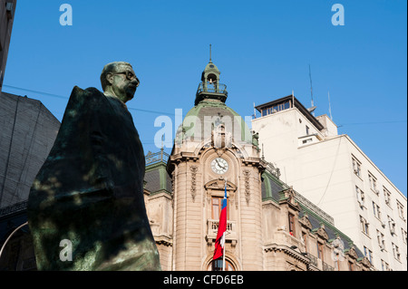 Statua di Salvador Allende in Plaza de la Costituzione, Santiago del Cile, Sud America Foto Stock