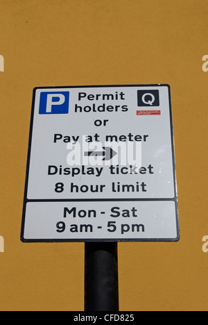 I titolari di autorizzazioni e pagare nei parcheggi a firmare in parsons Green, Londra, Inghilterra Foto Stock