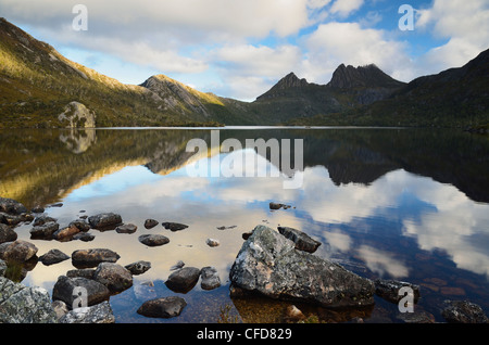 Cradle Mountain e il Lago di colomba, Cradle Mountain-Lake St Clair National Park, sito Patrimonio Mondiale dell'UNESCO, la Tasmania, Australia Foto Stock