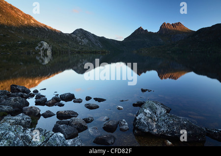 Cradle Mountain e il Lago di colomba, Cradle Mountain-Lake St Clair National Park, sito Patrimonio Mondiale dell'UNESCO, la Tasmania, Australia Foto Stock