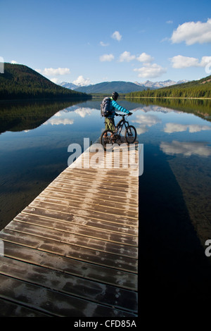Maschio di mountain biker gode di una posizione tranquilla momento Foto Stock